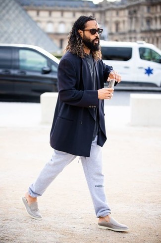 Comment porter un blazer croisé bleu marine: Opte pour un blazer croisé bleu marine avec un pantalon de jogging gris pour un look idéal au travail. Une paire de slippers en toile gris est une façon simple d'améliorer ton look.