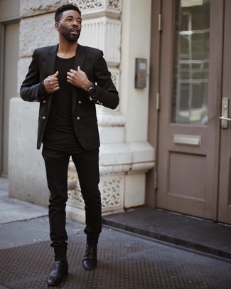 Comment porter un blazer croisé noir: Pense à associer un blazer croisé noir avec un jean noir pour un look idéal au travail. Une paire de bottines chelsea en cuir noires apportera une esthétique classique à l'ensemble.