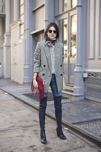 Comment porter un blazer gris: Pour une tenue de tous les jours pleine de caractère et de personnalité harmonise un blazer gris avec un jean skinny bleu. Termine ce look avec une paire de cuissardes en cuir noires.