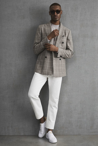 Comment porter un blazer croisé à carreaux gris à 20 ans: Essaie d'harmoniser un blazer croisé à carreaux gris avec un pantalon chino blanc pour un look idéal au travail. Si tu veux éviter un look trop formel, assortis cette tenue avec une paire de baskets basses en cuir blanches.