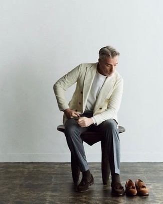 Des slippers à porter avec un pantalon de costume gris foncé après 50 ans: Associe un blazer croisé beige avec un pantalon de costume gris foncé pour un look classique et élégant. Une paire de slippers apportera un joli contraste avec le reste du look.
