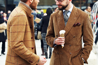 Comment porter une cravate en laine grise: Choisis un blazer croisé en velours côtelé tabac et une cravate en laine grise pour un look classique et élégant.