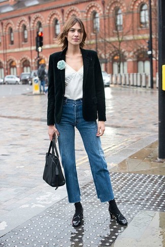 Comment porter un blazer noir: Porte un blazer noir et un jean bleu pour créer un style chic et glamour. Cette tenue se complète parfaitement avec une paire de escarpins en cuir noirs.