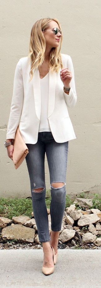 Comment porter un jean déchiré gris: Pour créer une tenue idéale pour un déjeuner entre amis le week-end, essaie d'harmoniser un blazer blanc avec un jean déchiré gris. Termine ce look avec une paire de escarpins en cuir beiges.