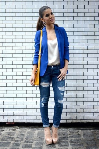 Comment porter un blazer bleu: Porte un blazer bleu et un jean skinny déchiré bleu pour achever un style chic et glamour. Une paire de sandales à talons en cuir beiges est une option génial pour complèter cette tenue.