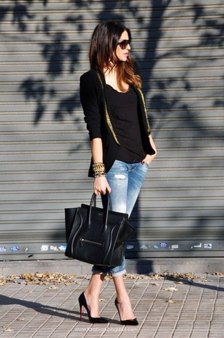 Comment porter un blazer noir et doré: Essaie de marier un blazer noir et doré avec un jean skinny déchiré bleu clair pour achever un look chic. Assortis ce look avec une paire de escarpins en cuir noirs.