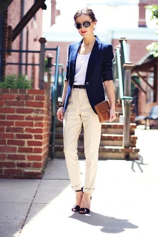 Tenue: Blazer bleu marine, Débardeur blanc, Pantalon de costume beige, Sandales à talons en cuir noires