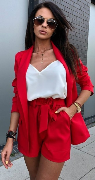 Comment porter un short rouge: Pense à marier un blazer rouge avec un short rouge pour une tenue idéale le week-end.