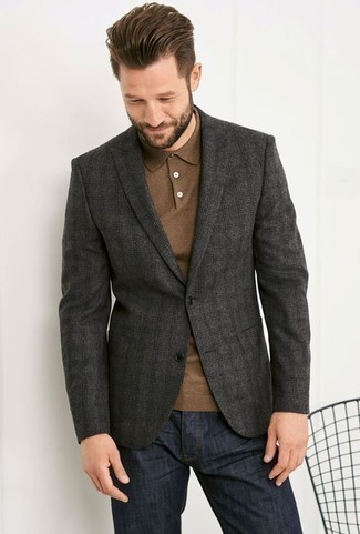 Comment porter un blazer gris foncé: Harmonise un blazer gris foncé avec un jean bleu marine pour obtenir un look relax mais stylé.