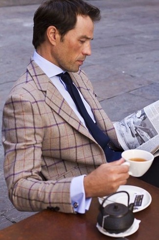 Comment porter une cravate pour un style chic decontractés après 40 ans: Pense à opter pour un blazer écossais marron clair et une cravate pour une silhouette classique et raffinée.