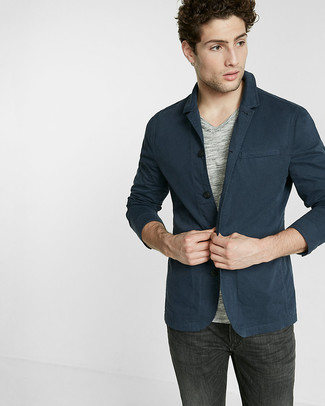 Comment porter un blazer en coton bleu: Pense à associer un blazer en coton bleu avec un jean gris foncé pour aller au bureau.