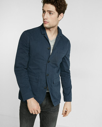 Comment porter un blazer en coton bleu marine: Opte pour un blazer en coton bleu marine avec un jean noir pour aller au bureau.