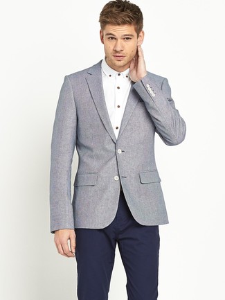 Comment porter un blazer en laine gris: Pense à porter un blazer en laine gris et un pantalon chino bleu marine pour aller au bureau.