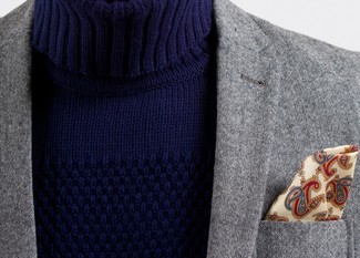 Comment porter un blazer en laine gris: Harmonise un blazer en laine gris avec un pull à col roulé bleu marine pour aller au bureau.