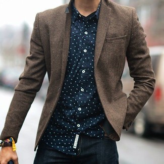 Comment porter un blazer en laine marron avec un jean bleu: Opte pour un blazer en laine marron avec un jean bleu pour créer un look chic et décontracté.