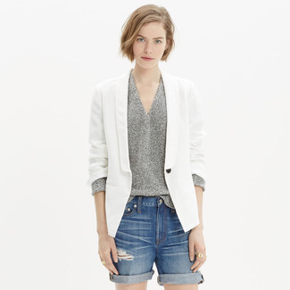 Comment porter un short bleu: Pense à marier un blazer en lin blanc avec un short bleu pour un look de tous les jours facile à porter.