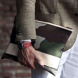 Comment porter une pochette en cuir camouflage olive à 30 ans: Opte pour un blazer en pied-de-poule marron avec une pochette en cuir camouflage olive pour un look confortable et décontracté.