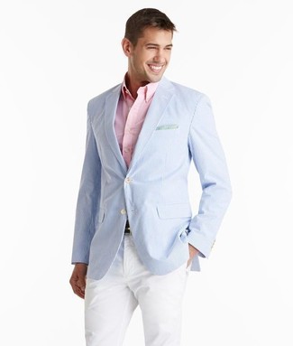 Comment porter une chemise à manches longues rose avec un blazer en seersucker bleu clair à 30 ans: Associe un blazer en seersucker bleu clair avec une chemise à manches longues rose pour prendre un verre après le travail.