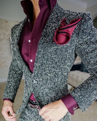 Comment porter un blazer en tweed noir et blanc: Opte pour un blazer en tweed noir et blanc avec une chemise de ville pourpre pour un look pointu et élégant.