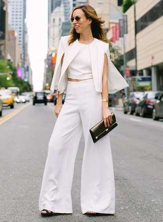 Comment porter un blazer blanc: Choisis un blazer blanc et un pantalon large blanc pour prendre un verre après le travail. Une paire de sandales à talons en cuir noires est une option parfait pour complèter cette tenue.
