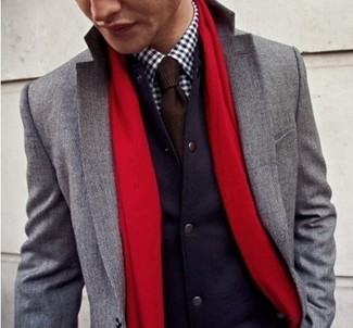Comment porter une écharpe bordeaux: Essaie d'associer un blazer en laine gris avec une écharpe bordeaux pour une tenue idéale le week-end.
