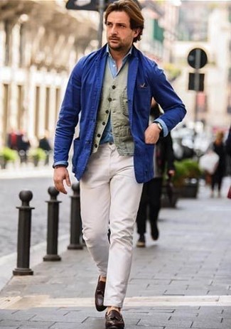 Comment porter un blazer en coton bleu: Pense à porter un blazer en coton bleu et un pantalon chino blanc pour aller au bureau. Fais d'une paire de mocassins à pampilles en cuir marron foncé ton choix de souliers pour afficher ton expertise vestimentaire.