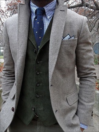 Tenue: Blazer en laine gris, Gilet vert foncé, Chemise à manches longues écossaise bleue, Pantalon chino vert foncé