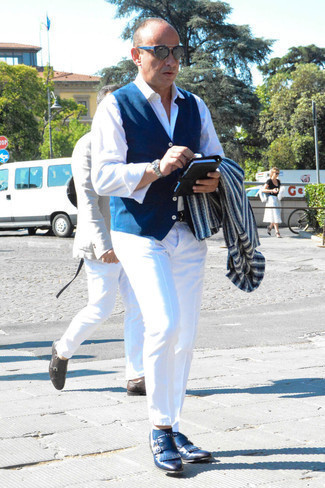 Tenue: Blazer à rayures verticales bleu marine et blanc, Gilet bleu marine, Chemise à manches longues blanche, Pantalon chino blanc