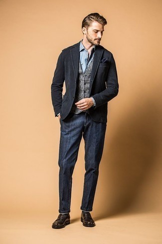Un gilet à porter avec un blazer bleu en automne à 30 ans: Opte pour un blazer bleu avec un gilet pour un look classique et élégant. Si tu veux éviter un look trop formel, assortis cette tenue avec une paire de slippers en cuir marron foncé. Cette tenue est extra pour l'automne.