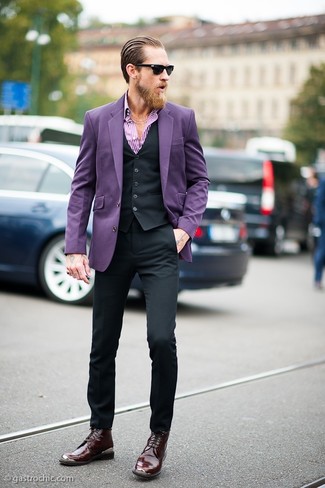 Harmonise un blazer violet avec un pantalon de costume noir pour un look classique et élégant. Cette tenue est parfait avec une paire de des bottes habillées en cuir pourpre foncé.