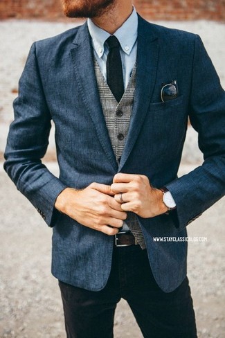 Un gilet à porter avec un blazer bleu marine pour un style chic decontractés quand il fait chaud: Essaie d'harmoniser un blazer bleu marine avec un gilet pour dégager classe et sophistication.