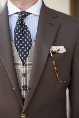 Comment porter un gilet gris: Pense à marier un gilet gris avec un blazer marron pour un look pointu et élégant.