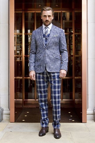 Comment porter une cravate écossaise grise: Essaie de marier un blazer en laine bleu avec une cravate écossaise grise pour dégager classe et sophistication. Une paire de chaussures richelieu en cuir marron foncé est une option astucieux pour complèter cette tenue.