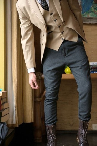 Comment porter un blazer en coton marron clair: Pense à porter un blazer en coton marron clair et un pantalon chino en laine gris foncé pour achever un look habillé mais pas trop. Complète ce look avec une paire de bottes de loisirs en cuir marron foncé.