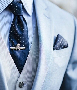 Comment porter une cravate á pois bleu marine quand il fait chaud à 30 ans: Pense à associer un blazer bleu clair avec une cravate á pois bleu marine pour un look classique et élégant.
