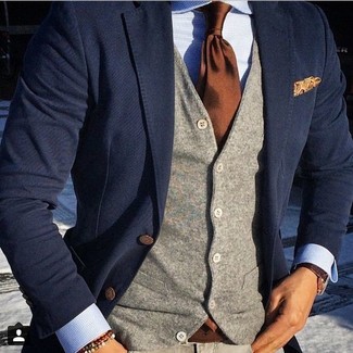 Comment porter une cravate tabac: Harmonise un blazer bleu marine avec une cravate tabac pour un look classique et élégant.