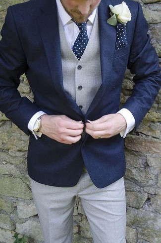 Comment porter une cravate á pois bleu marine quand il fait chaud: Essaie de marier un blazer bleu marine avec une cravate á pois bleu marine pour une silhouette classique et raffinée.