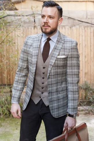 Un blazer à porter avec un gilet gris foncé: Pense à marier un blazer avec un gilet gris foncé pour un look classique et élégant.