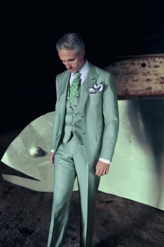 Comment porter un blazer vert: Pense à harmoniser un blazer vert avec un pantalon de costume vert menthe pour un look pointu et élégant.