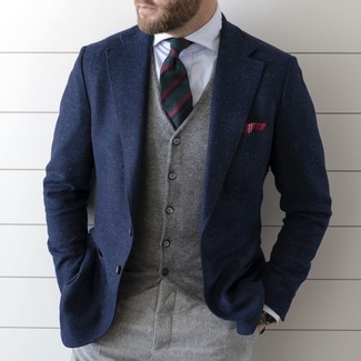 Comment porter une cravate vert foncé: Opte pour un blazer en laine bleu marine avec une cravate vert foncé pour dégager classe et sophistication.