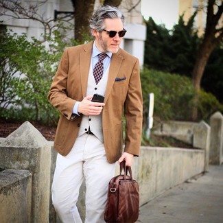 Comment porter un blazer marron après 50 ans: Associe un blazer marron avec un pantalon de costume blanc pour une silhouette classique et raffinée.