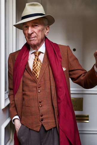 Comment porter un chapeau en laine beige après 60 ans: Pense à harmoniser un blazer en laine à carreaux orange avec un chapeau en laine beige pour une tenue relax mais stylée.