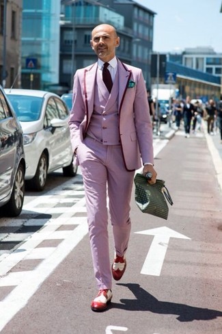 Comment porter des chaussures brogues en cuir rouges: Essaie d'harmoniser un blazer rose avec un pantalon de costume rose pour une silhouette classique et raffinée. Si tu veux éviter un look trop formel, complète cet ensemble avec une paire de chaussures brogues en cuir rouges.