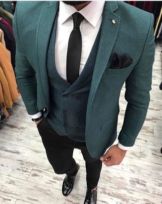 Comment porter un gilet vert foncé: Essaie de marier un gilet vert foncé avec un pantalon chino noir pour un look classique et élégant. Une paire de chaussures derby en cuir noires est une option judicieux pour complèter cette tenue.