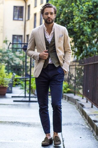 Comment porter un blazer beige: Associer un blazer beige avec un pantalon chino bleu marine est une option parfait pour une journée au bureau. Une paire de mocassins à pampilles en daim olive apportera une esthétique classique à l'ensemble.