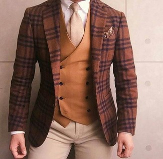Comment porter une pochette de costume en soie tabac: Pour une tenue aussi confortable que ton canapé, pense à associer un blazer en laine écossais marron avec une pochette de costume en soie tabac.