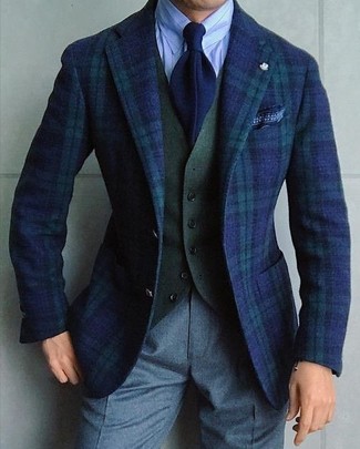 Comment porter un blazer écossais bleu: Fais l'expérience d'un style élégant et raffiné avec un blazer écossais bleu et un pantalon de costume en laine gris.