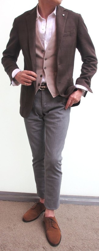 Tenue: Blazer à carreaux marron foncé, Gilet en laine beige, Chemise de ville blanche, Pantalon chino gris