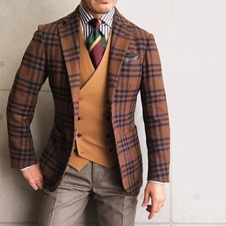 Comment porter un blazer écossais marron foncé en automne: Essaie d'harmoniser un blazer écossais marron foncé avec un pantalon de costume marron pour un look classique et élégant. Cette tenue est extra pour l'automne.