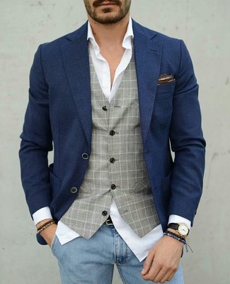 Comment porter un gilet à carreaux gris: Choisis un gilet à carreaux gris et un jean skinny bleu clair pour créer un look chic et décontracté.